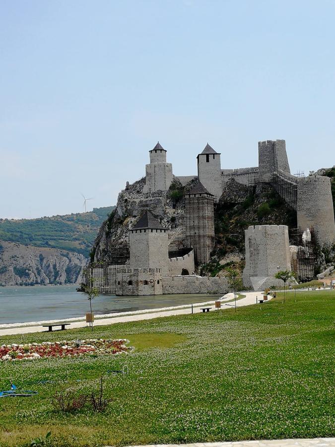 Appartement Apartman Bogic à Golubac Extérieur photo